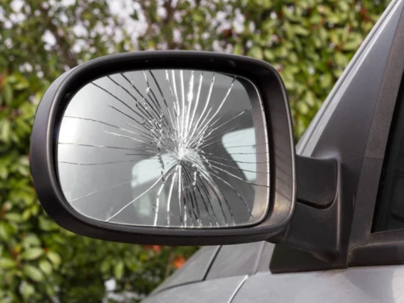 Stranska ogledala za avto morajo biti vedno v dobrem stanju